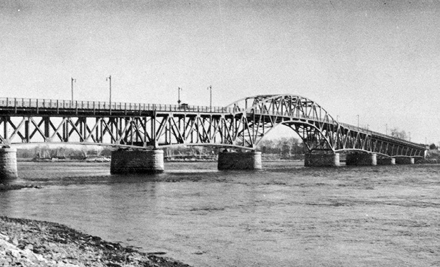 General Sullivan Bridge.jpg